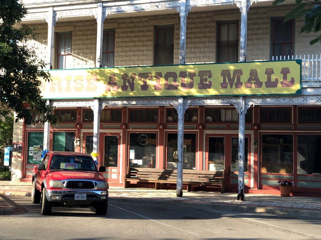820 Main St, Kerrville, TX 78028